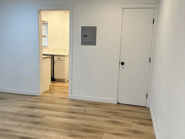 3243 Glenhurst Ave — Photo 10