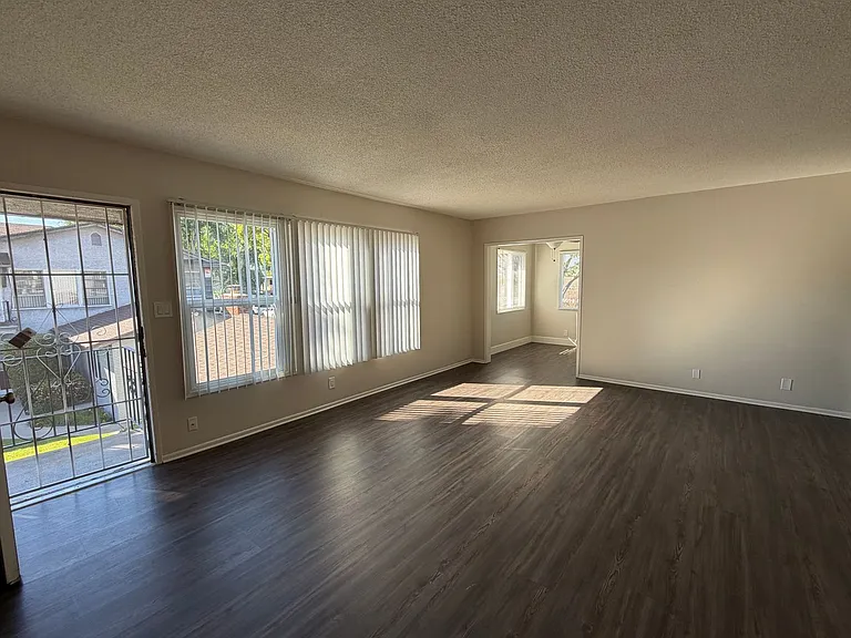 Spacious 1 Bedroom/1 Bathroom Apartment - $500 Off Move In + Reimbursed Application Fee — Photo 12
