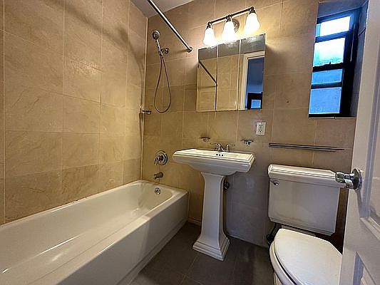 5th image of 340 E 18th St APT 4A