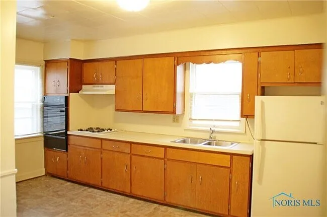 343 N Grove St — Photo 11