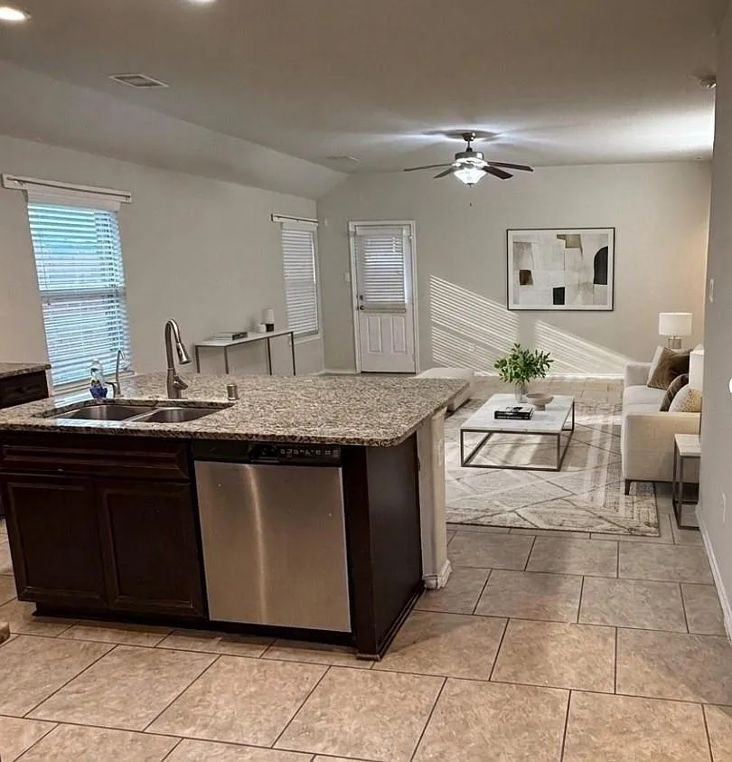 3 bed, 2.0 bath, 1720 sqft, $2,500 — Photo 4