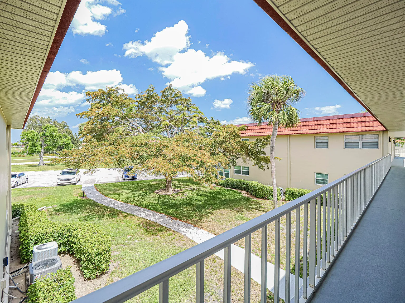 1 bed, 1.5 bath, 934 sqft, $1,285 — Photo 4