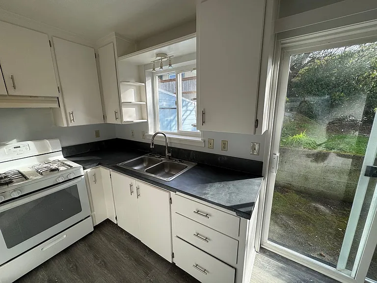 637 SW 9th St — Photo 11