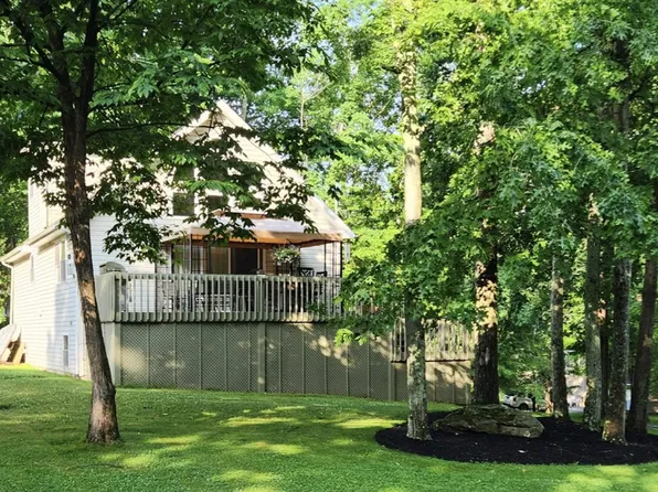 202 Trapper Springs Cir, Drums, PA 18222