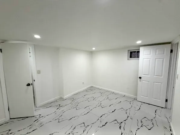 (undisclosed Address), Glen Oaks, NY 11004