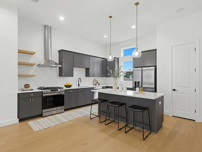 326 Eastwood St — Photo 2
