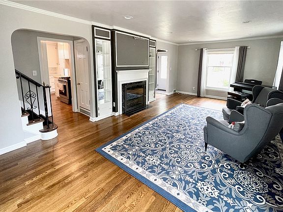 4th image of 20890 Edgecliff Dr