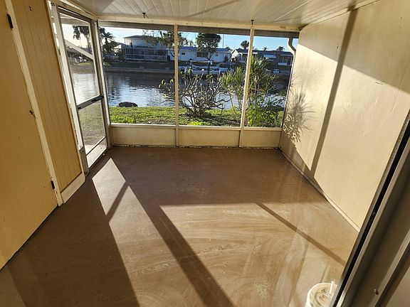 Screened in patio with laundry room (w/d hookups)