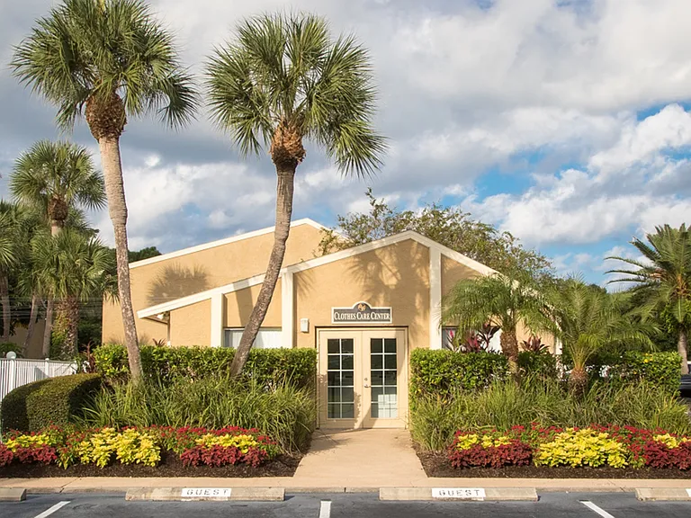 Silver Palms Apartments — Photo 18