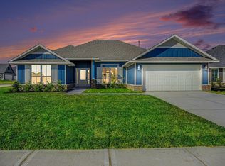 1 Keystone Ct, Angleton, TX 77515