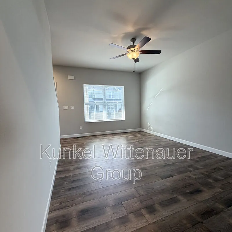 3 bed, 3.5 bath, 1800 sqft, $1,895 — Photo 4
