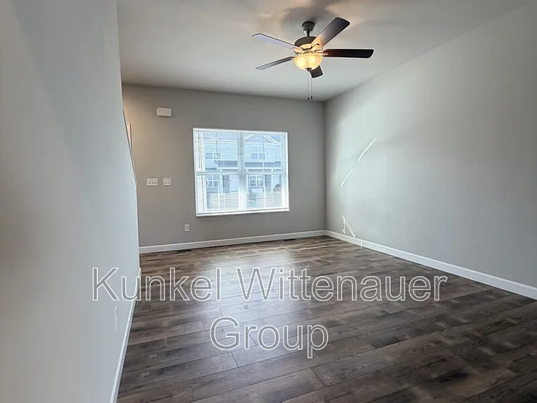 8401D Allied Way — Photo 3