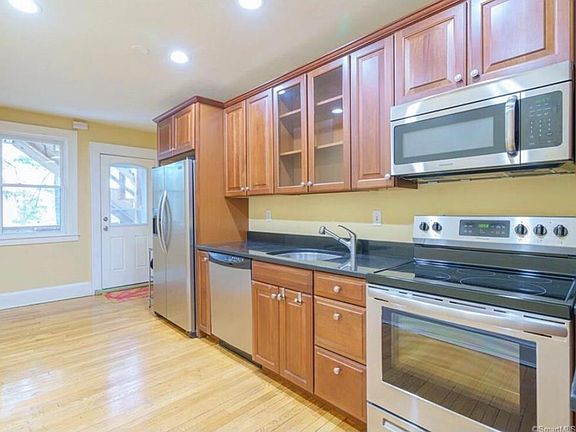 3rd image of 32 Robin Rd APT 4