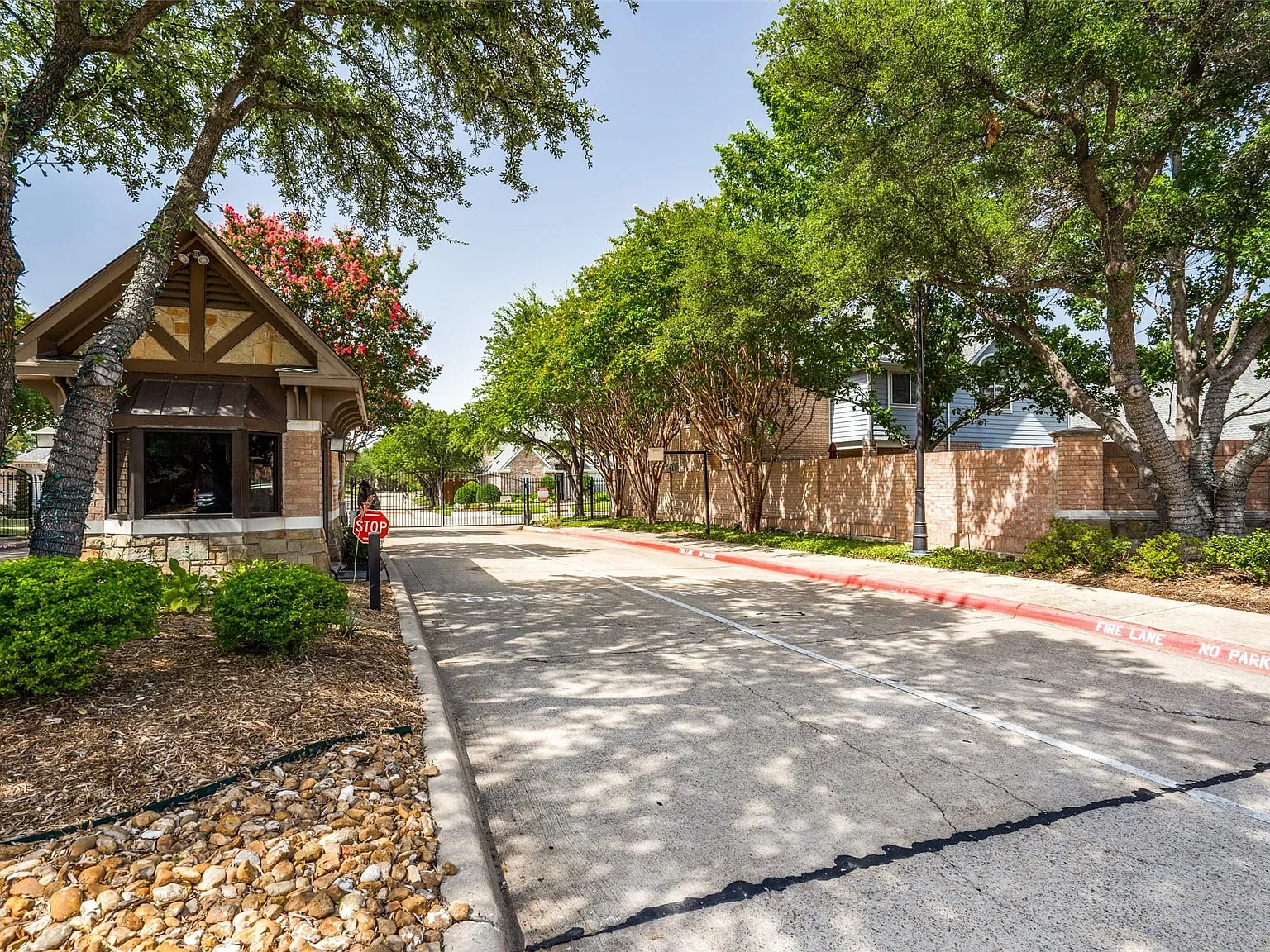 4 bed, 4.5 bath, 4320 sqft, $5,995 — Photo 2