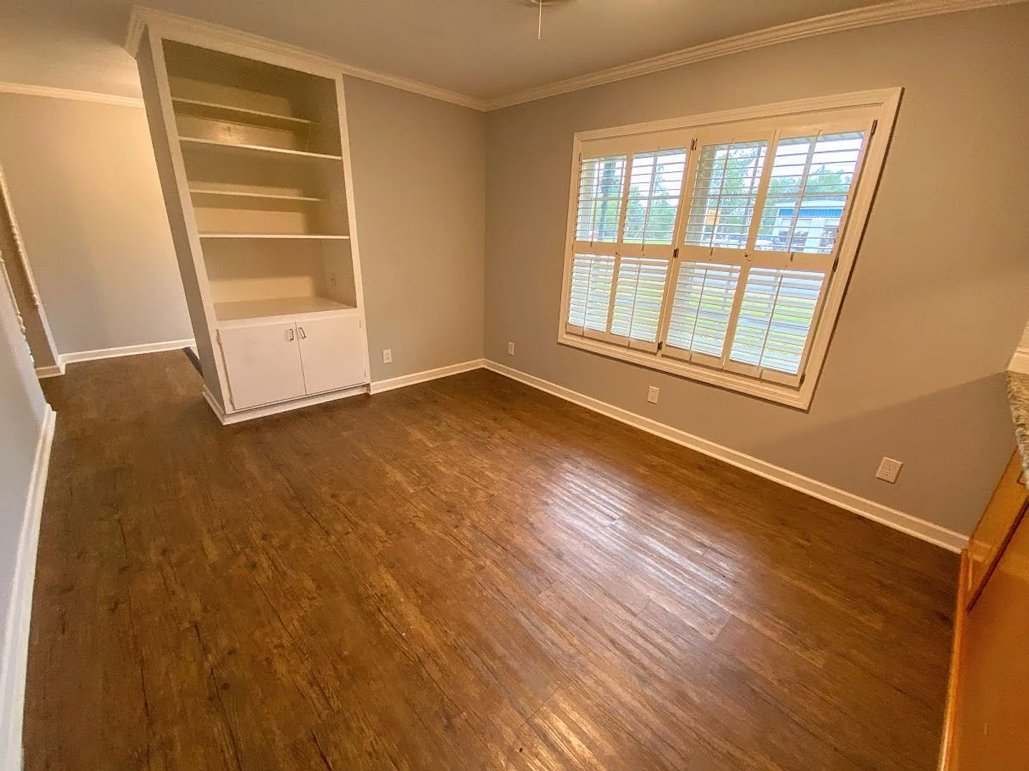 Spacious 4-Bedroom Home in Prime LocationWalk to Nearby Top Schools! — Photo 4
