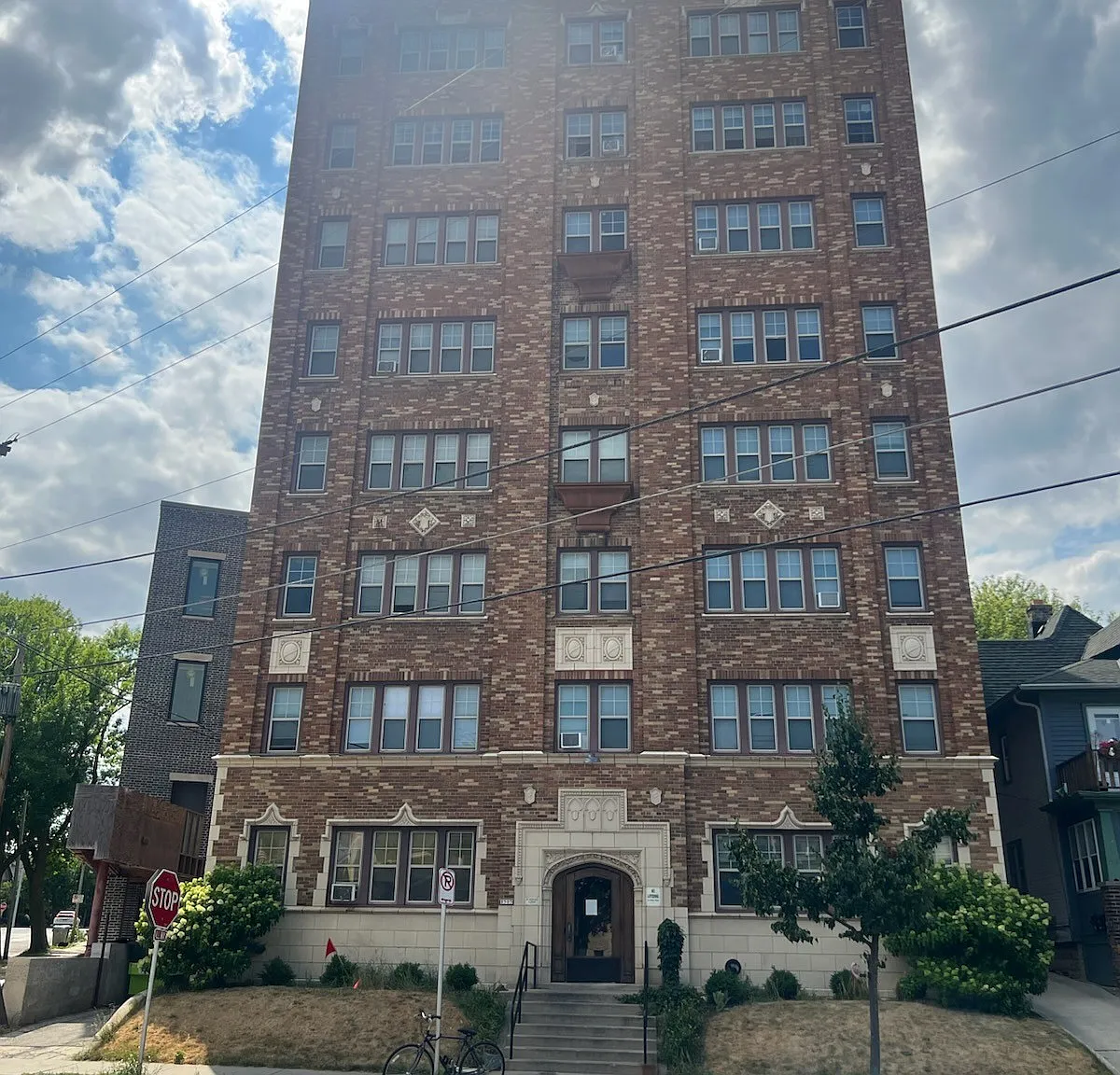 1505 N Franklin Pl — Photo 1