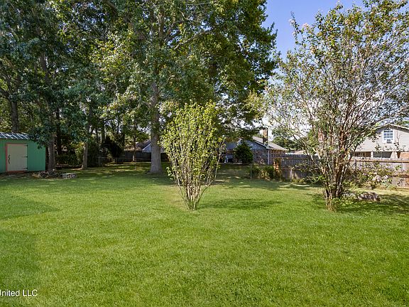 5th image of 1314 Queen Park Cir
