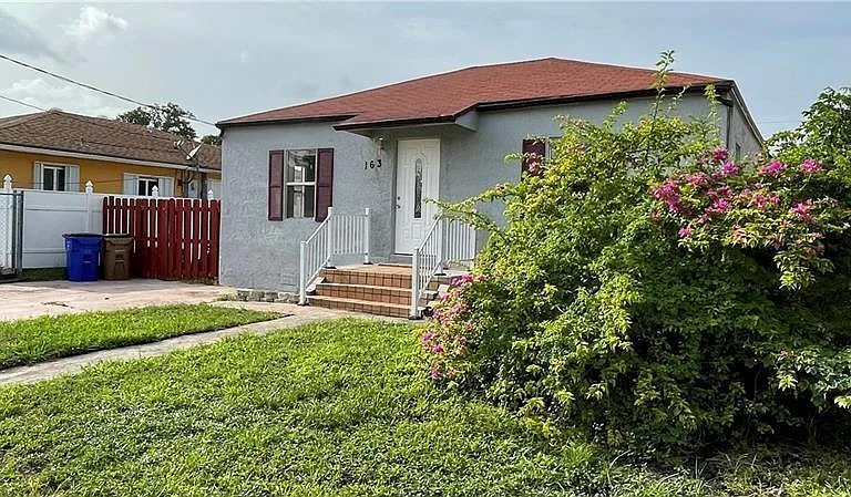 163 SW 5th St — Photo 3
