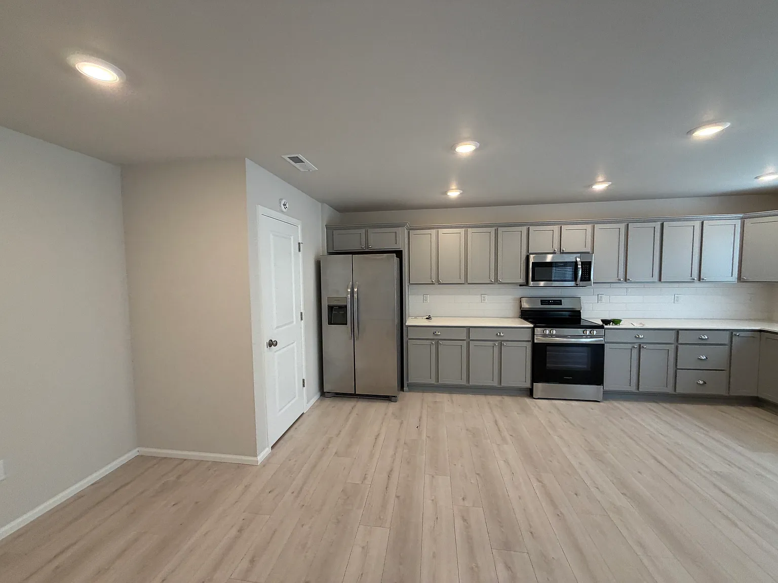 4 bed, 2121 sqft, $2,850 — Photo 2