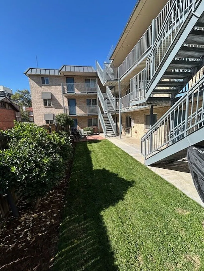 Spartan Court Apartments — Photo 2
