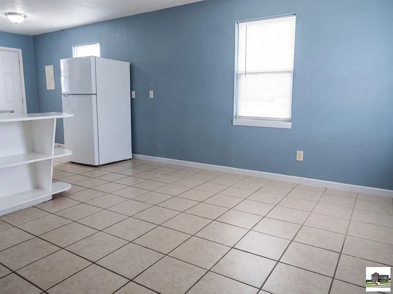 735 W Avenue B — Photo 3