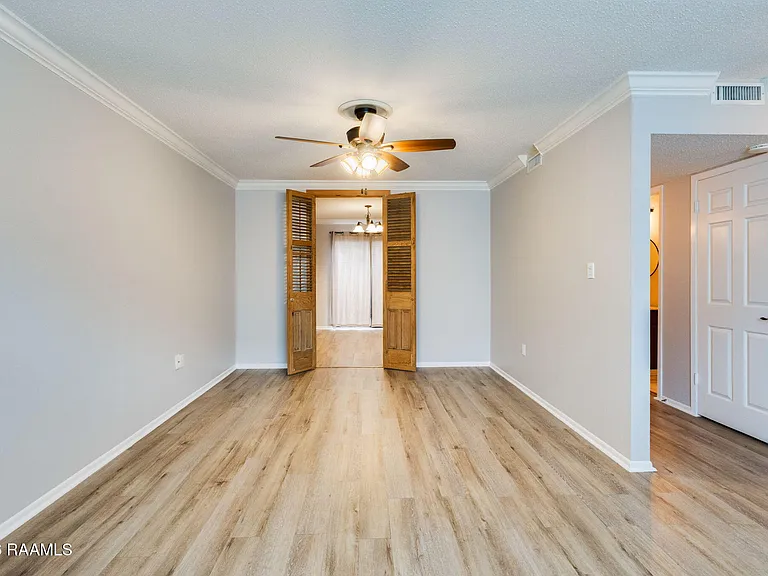 110 W Bayou Pkwy #102 — Photo 5