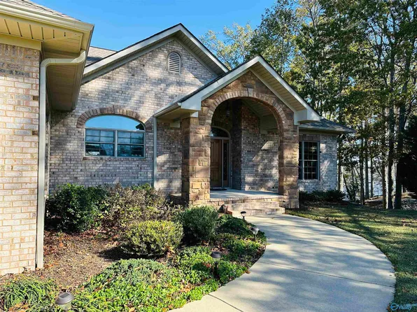 660 Lake Vista Dr, Rainbow City, AL 35906