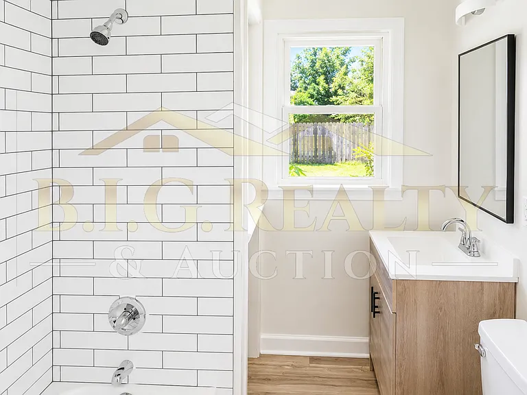 501 N Poplar St — Photo 4