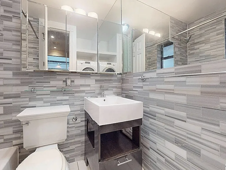 212 E 25th St #7 — Photo 4