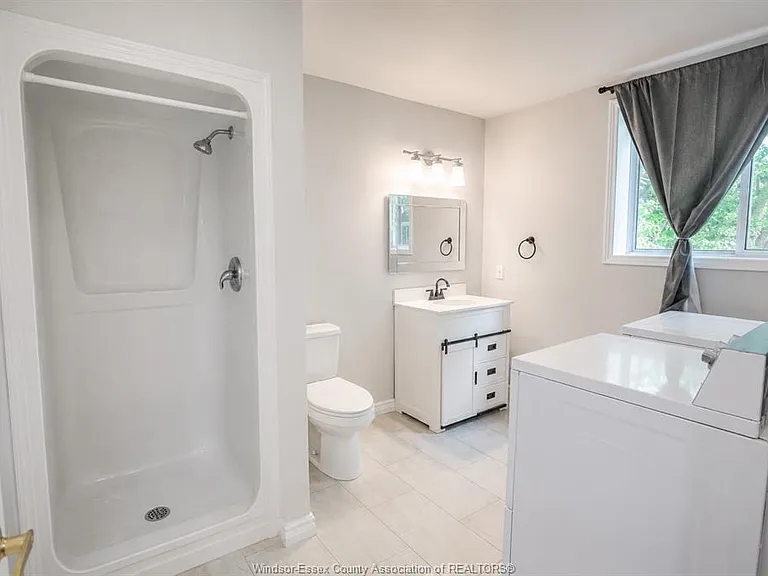 569 Cabana Rd E #LOWER — Photo 11