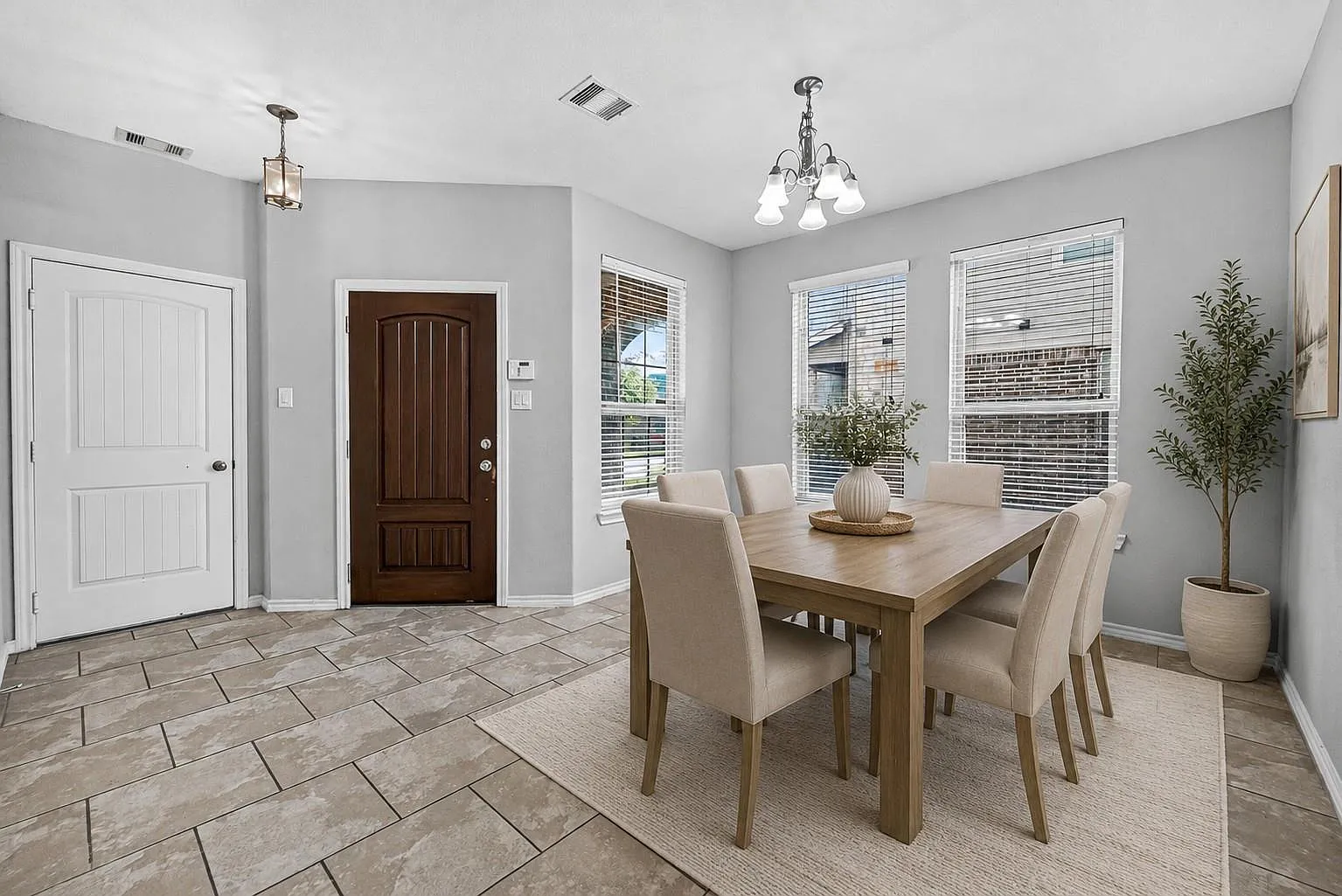 5 bed, 3.5 bath, 2818 sqft, $2,500 — Photo 4