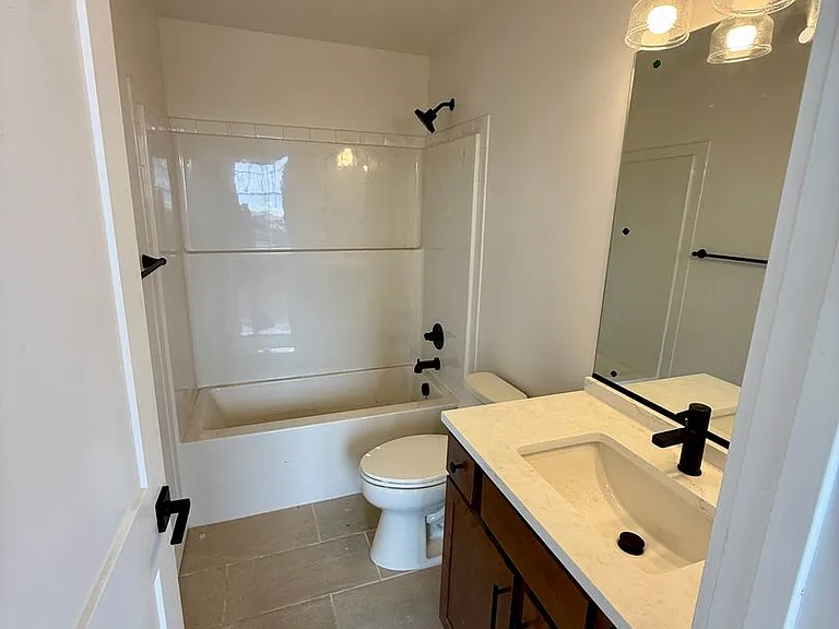 2033 W Broad St — Photo 36
