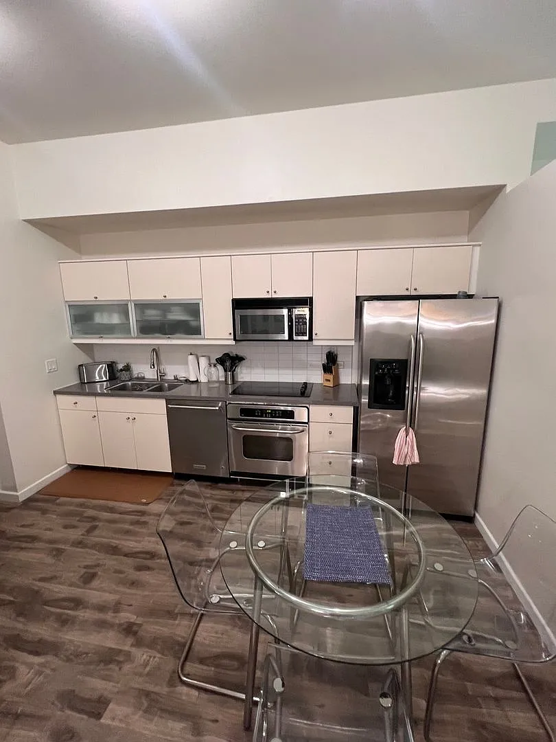 Urban Fully Furnished 2 bedroom 1.5 bath in the amazing 350 W Ash building — Photo 4