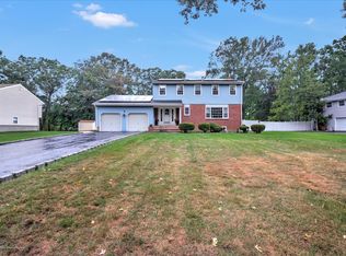5 Vicksburg Pl, Manalapan, NJ