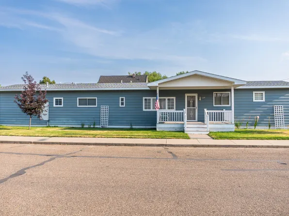 212 10th St W, Chinook, MT 59523