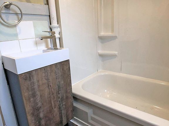 5th image of 212 Curry Ave #2