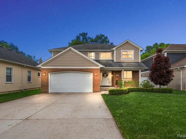 22716 Stephens St, Saint Clair Shores, MI 48080