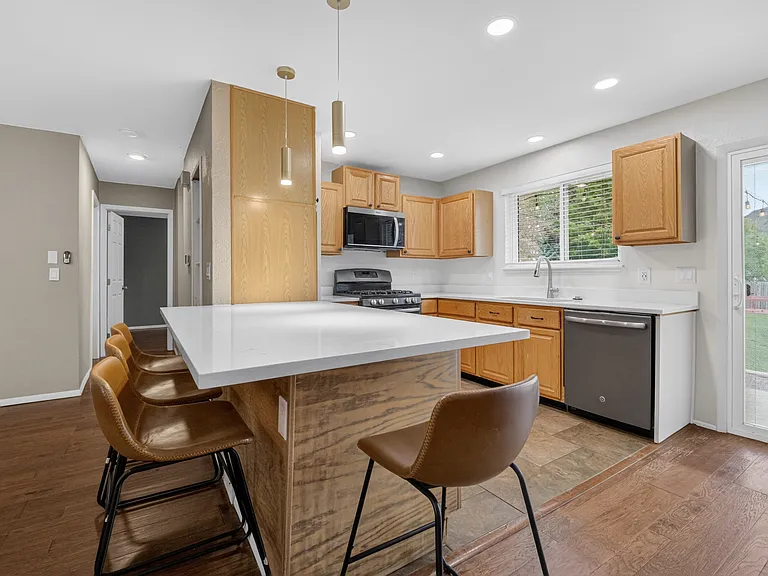 19054 W 61st Pl — Photo 5