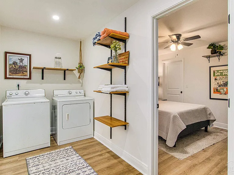 814 W Gonzalez St — Photo 17