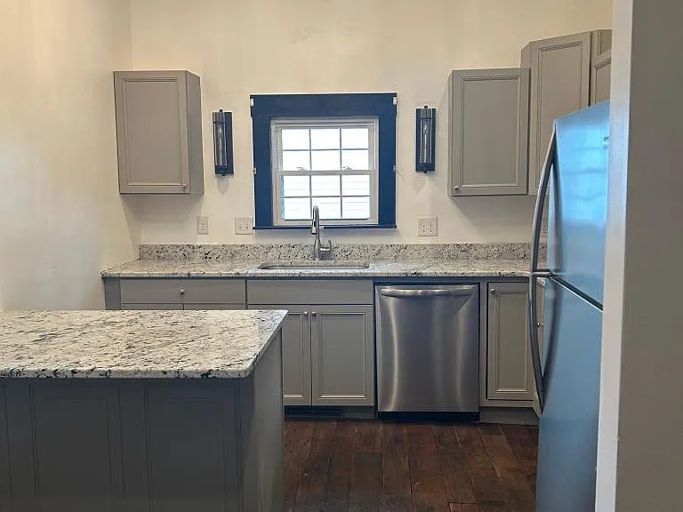 214 E Warren St — Photo 3