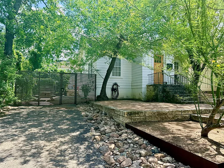 305 Lockhart Dr #B — Photo 2
