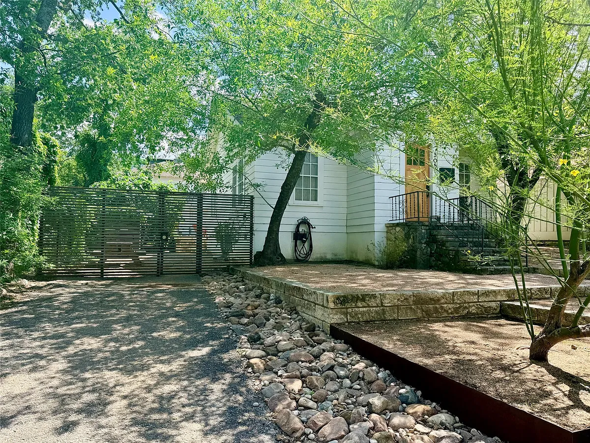 Photo 2 of 23 - 305 Lockhart Dr #B - Austin, TX Building Photo - 305 Lockhart Dr #B