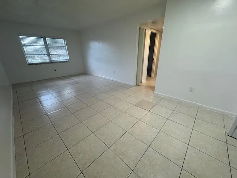 Lakeview Apartments - 5911 SW 41 St — Photo 14