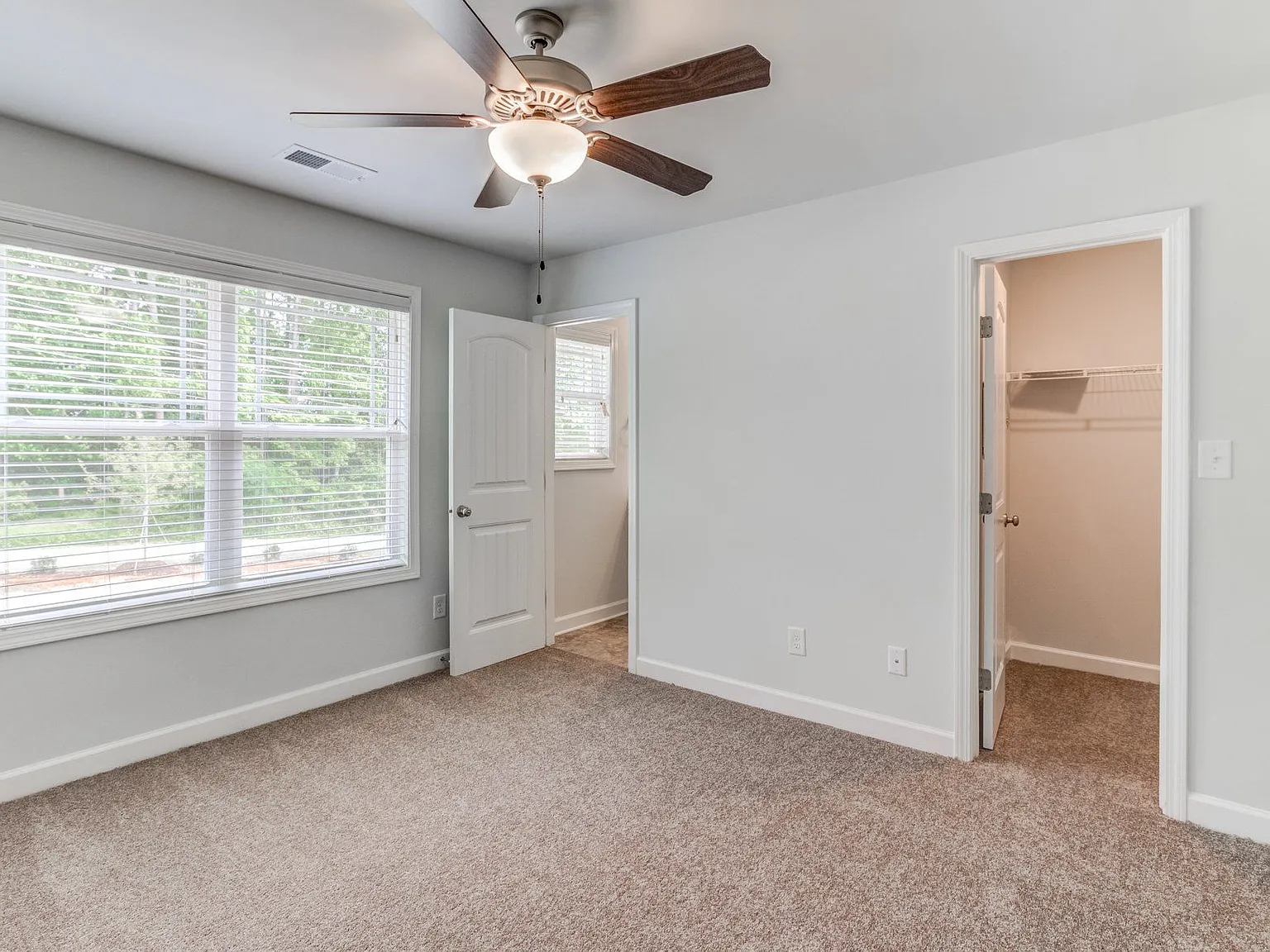 2 bed, 2.5 bath, 1054 sqft, $1,560 — Photo 3