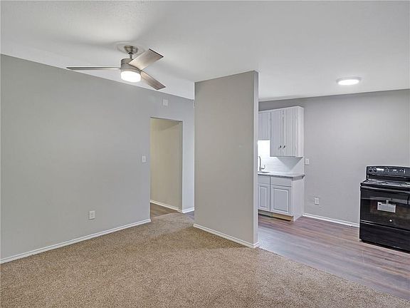 3rd image of 605 N Center St