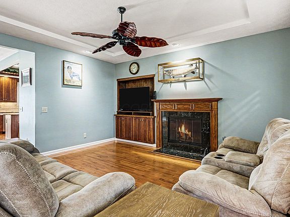 5th image of 1855 Spring Valley Rd