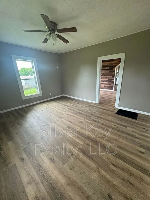 3 bed, 1.0 bath, 1000 sqft, $1,295 — Photo 3
