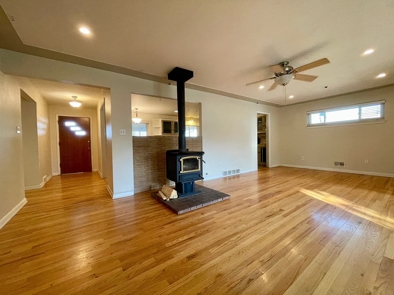 3 bed, 1458 sqft, $2,600 — Photo 2