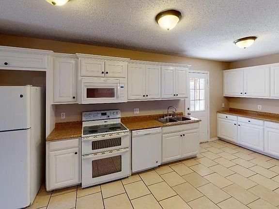 4th image of 4419 Hinkle St
