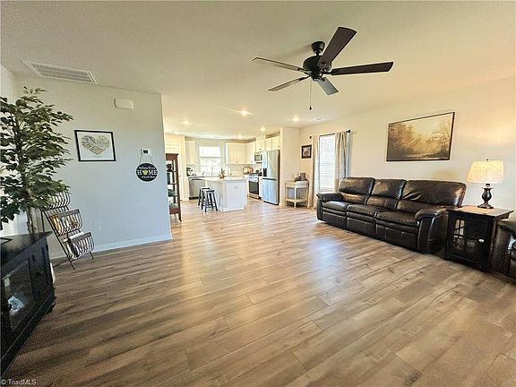 4th image of 314 Kingscote Way